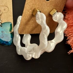 Pearl White Wavy Hoop Earrings